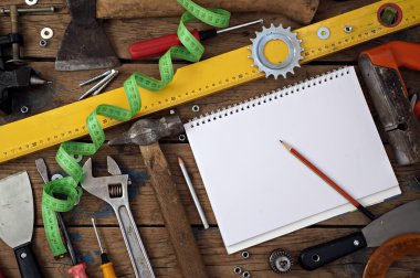 Bir ahşap zemin, üstten görünüm araçları.