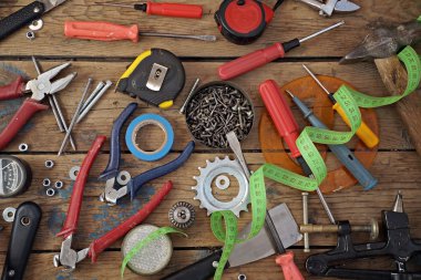 Bir ahşap zemin, üstten görünüm araçları.