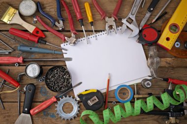 Bir ahşap zemin, üstten görünüm araçları.