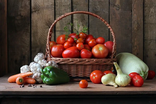 Still life with vegetables: vegetable marrow, tomato, pepper, fennel, carrots, onions, garlic, pumpkin. — Stockfoto