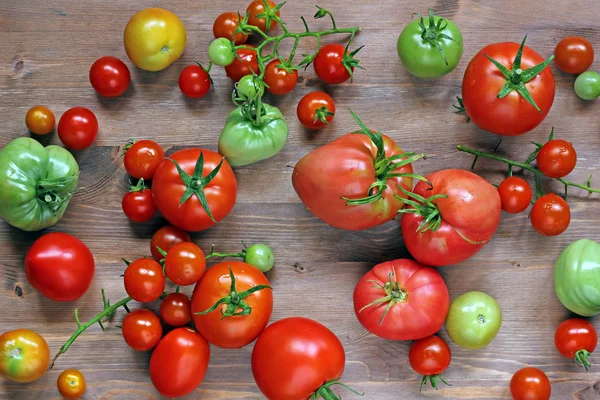 Frische rote und grüne Tomaten auf einem Tisch. — Stockfoto