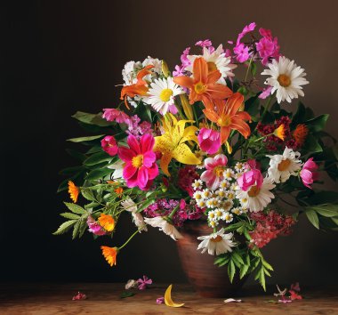 Karanlık bir arka plan karşı ekili çiçek buketi