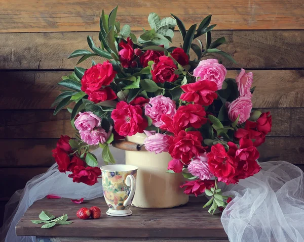 pembe ve kırmızı güller.