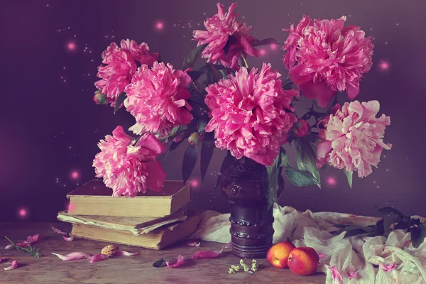 Egy-egy csokor rózsaszín pünkösdi rózsa csendélet — Stock Fotó