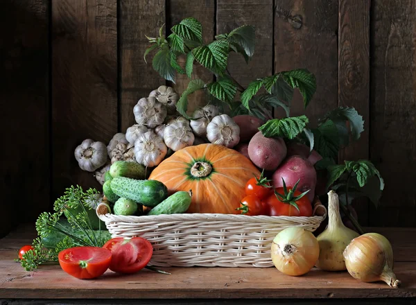 Legumes em uma cesta . — Fotografia de Stock