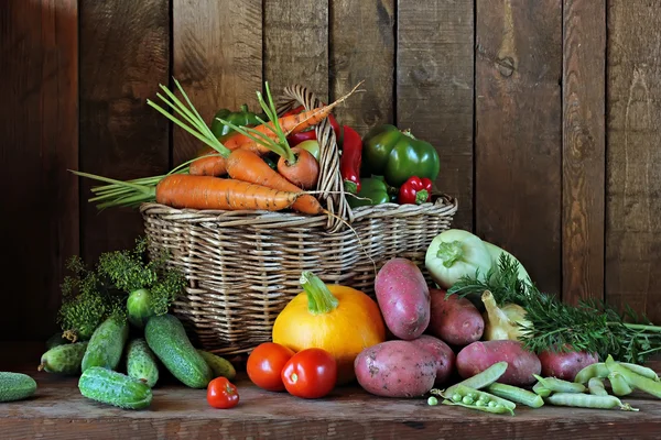 Verduras en una cesta . — Foto de Stock