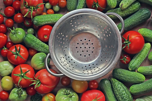 Свіжі огірки, червоні та зелені помідори — стокове фото