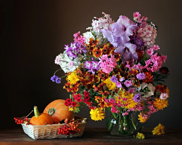 Still life with a bouquet, pumpkins and berries — Stock Photo, Image