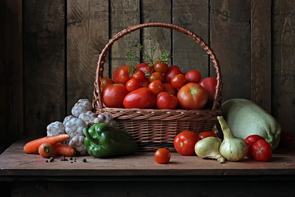 Grönsaker i en korg. — Stockfoto