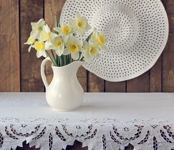 Stilleven met een boeket van narcissuses — Stockfoto