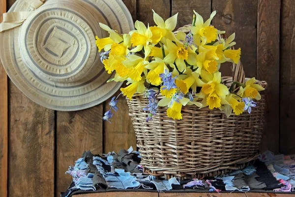 Zátiší s kyticí žlutých liliovitých — Stock fotografie