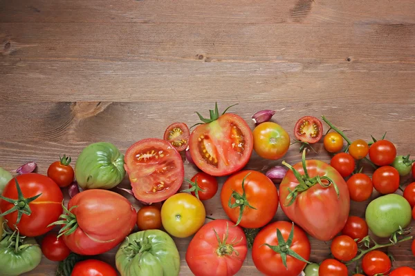 Tomates vermelhos e verdes frescos — Fotografia de Stock