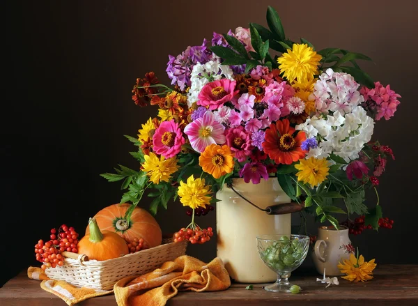 Natürmort bir buket, kabak ve çilek ile