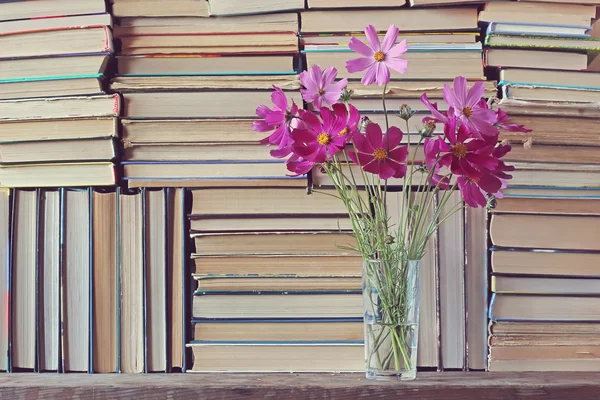 Stillleben mit einem Strauß im Glas gegen Bücher. — Stockfoto