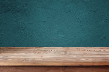 boş ahşap masa mavi bir duvara karşı.