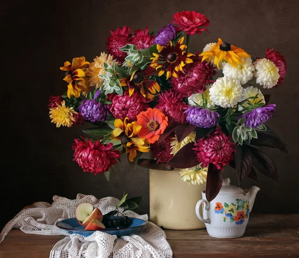 国の花の美しい花束のある静物 — ストック写真