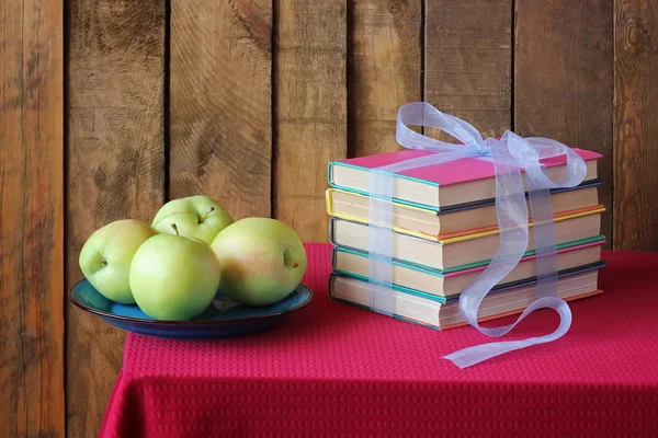 Een stilleven met boeken en appels. — Stockfoto