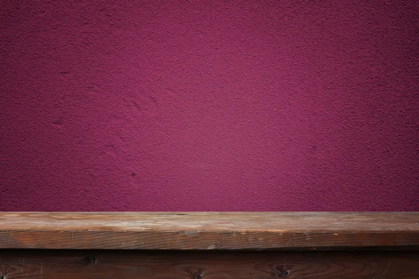 Prázdné dřevěný stůl fialové zdi. — Stock fotografie