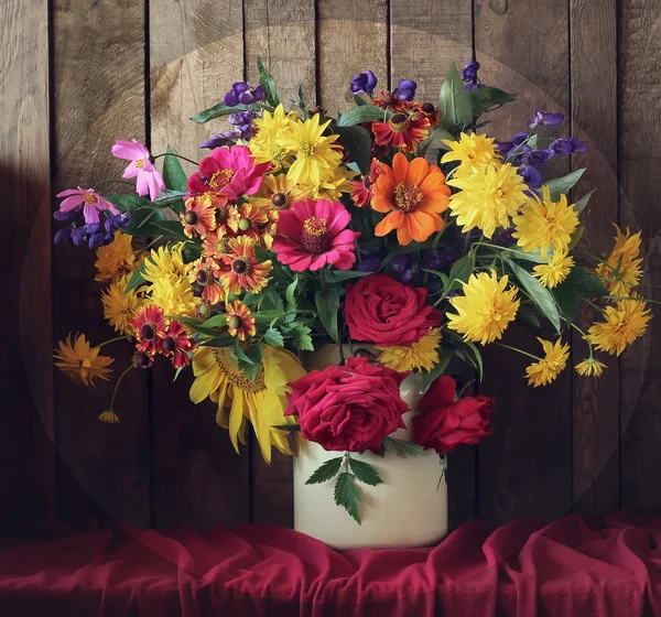 Natură statică cu un buchet frumos — Fotografie, imagine de stoc