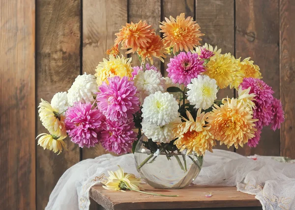 Bir buket ile natürmort.