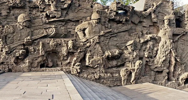 Волгоград, Мамаєв курган, стіни руїни. Меморіальний ансамбль до "він — стокове фото