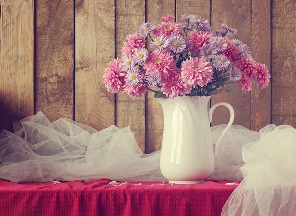 Stilleven met een boeket van herfst bloemen — Stockfoto