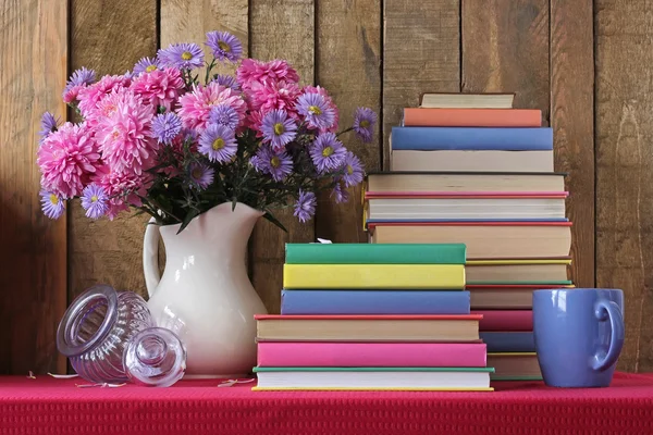 Natura morta con un bouquet di fiori e libri autunnali. Torna a s — Foto Stock