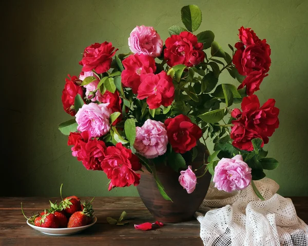 Roses and strawberry — Stock Photo, Image