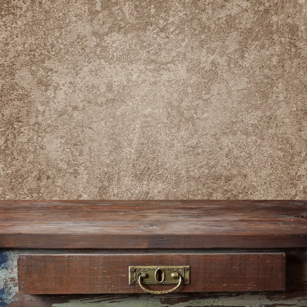 Tavolo di legno vuoto contro una parete marrone . — Foto Stock