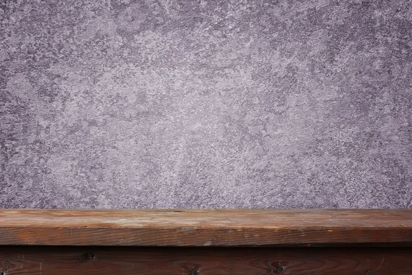 Empty wooden table against a lilac wall. — Stock Photo, Image