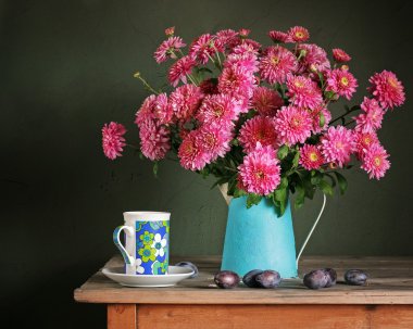 Bir buket ile natürmort. Kasımpatı diyorsunuz. Kart, davet, con