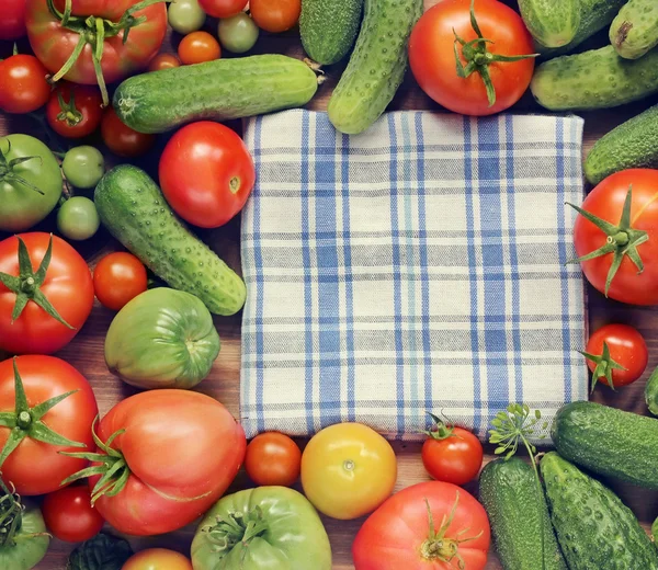 Tomates e pepinos, vista superior. Um lugar para a receita . — Fotografia de Stock