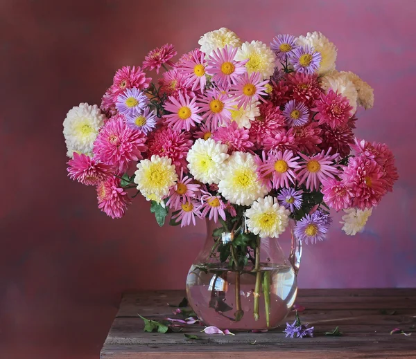 Bodegón con flores de otoño. Crisantemos . — Foto de Stock