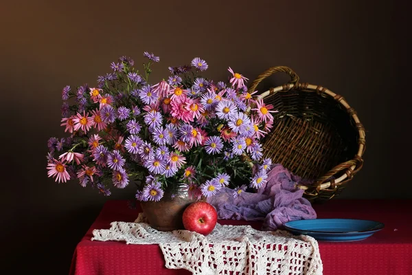 Nature morte d'automne avec un bouquet de chrysanthèmes et de pomme rouge — Photo