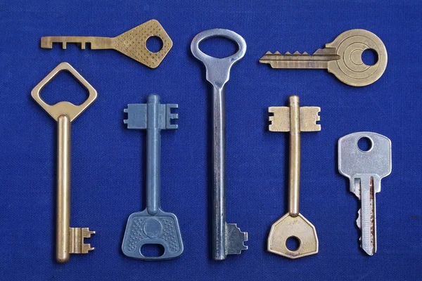 Mavi arkaplanda anahtarlar. — Stok fotoğraf