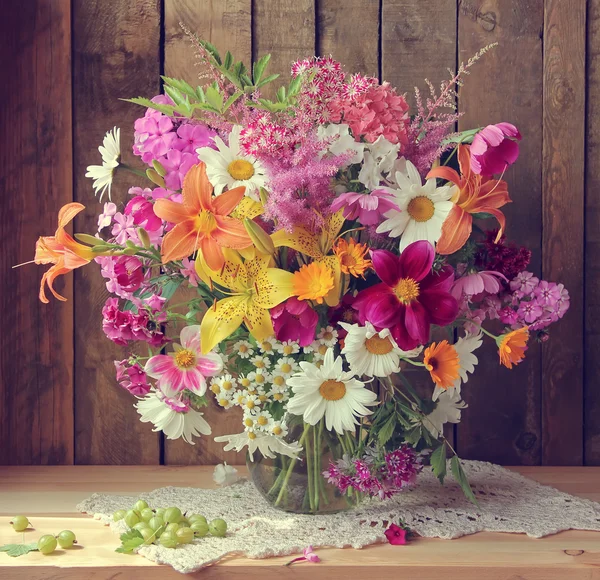 Nature morte d'été avec un bouquet — Photo