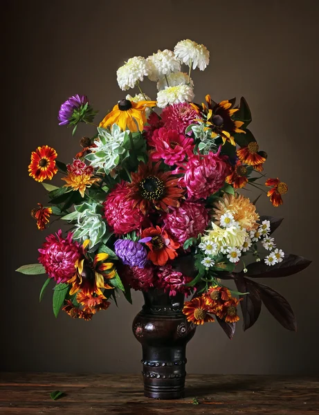 Still life with a bouquet of autumn flowers. — Stock Photo, Image