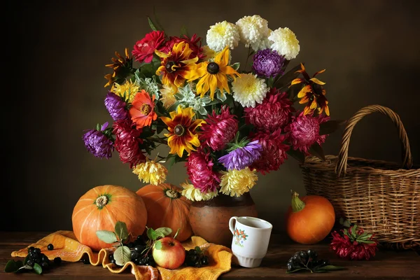 Still life with autumn flowers and pumpkins — Stock Photo, Image