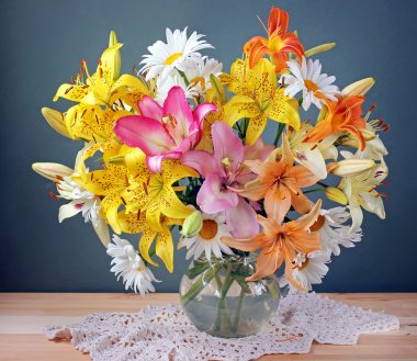Buket lilyum ve camomiles.