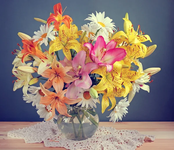 Buket lilyum ve camomiles.