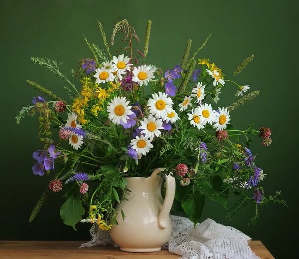 Natură statică cu un buchet de flori sălbatice. Camomiles . — Fotografie, imagine de stoc