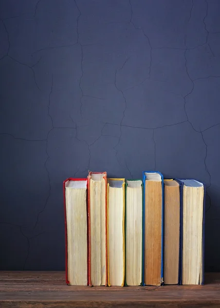Boeken op een houten tafel — Stockfoto