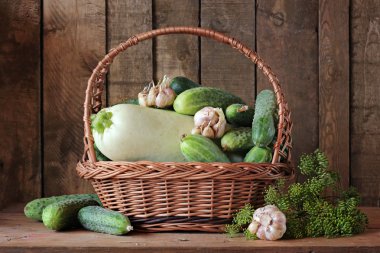 sepet ve salatalık.