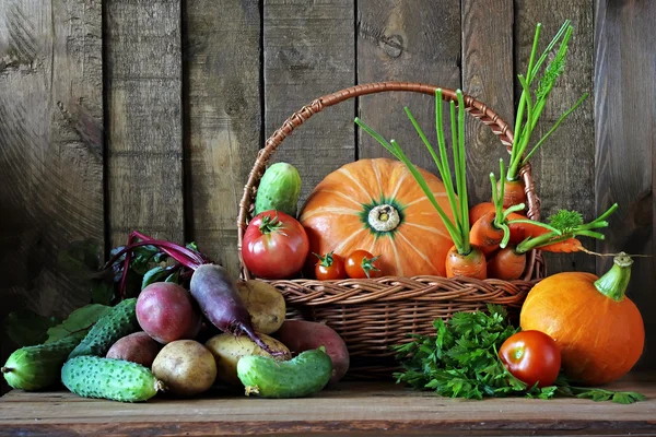 Légumes dans un panier . — Photo