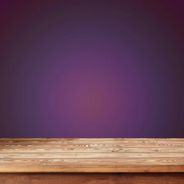 Pusty drewniany stół z desek o ścianę fiołek. — Zdjęcie stockowe