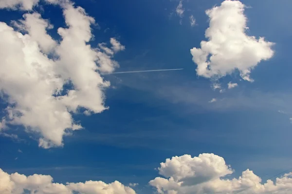 Céu azul, nuvens brancas, aeronaves . — Fotografia de Stock