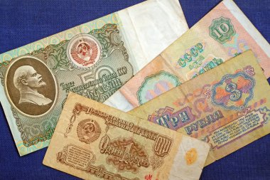 Sovyet banknotlar: 1 ruble, 3 ruble, 10 ruble, 50 ruble. Sovi
