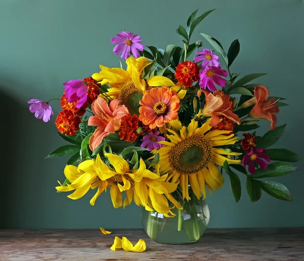 Yeşil bir arka plan ayçiçeği ile natürmort.