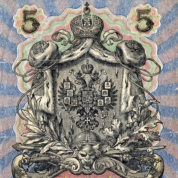 O brasão de armas com uma águia de duas cabeças num velho banco russo — Fotografia de Stock