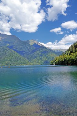 Abhazya 'daki dağlarda Ritsa Gölü.
